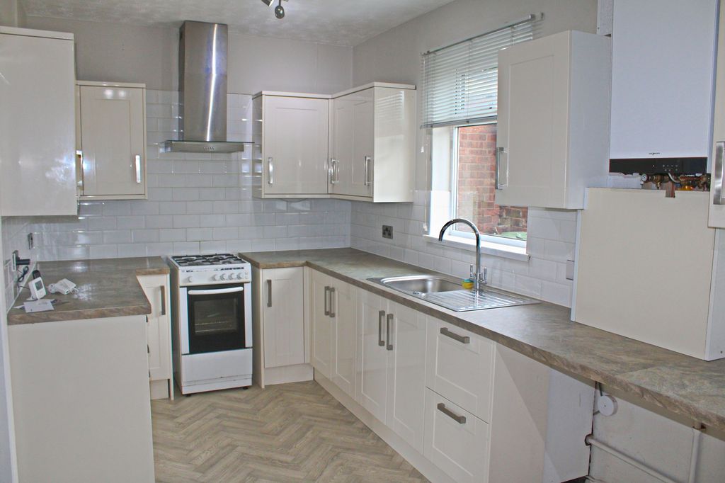 Property photo 3 of 12 Kitchen