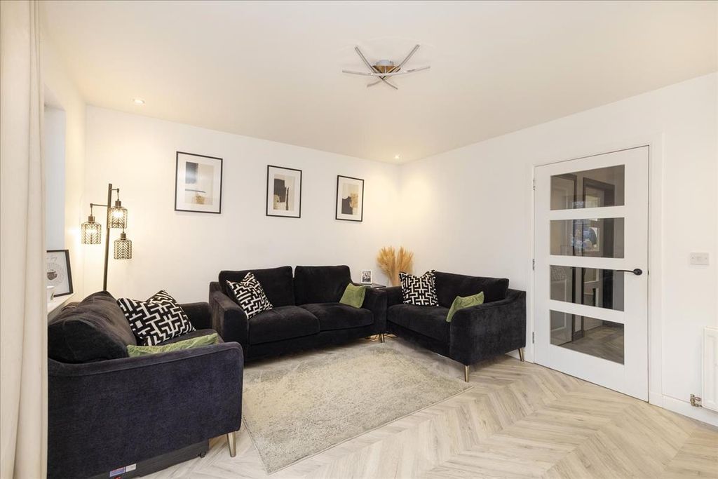 Property photo 3 of 27