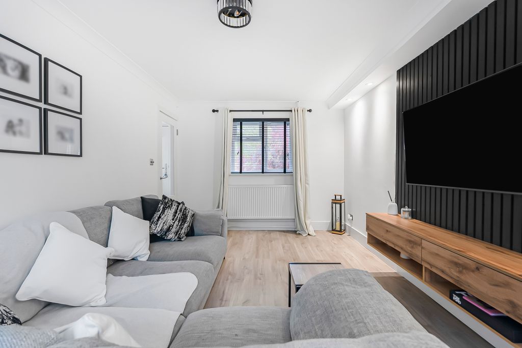 Property photo 3 of 11 Living Room