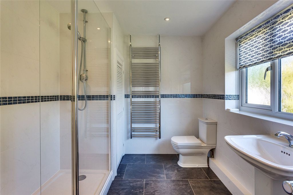 Property photo 3 of 14 Ensuite