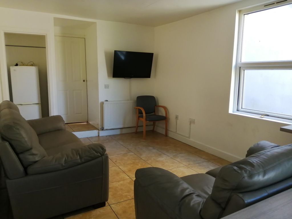 Property photo 3 of 10 Lounge