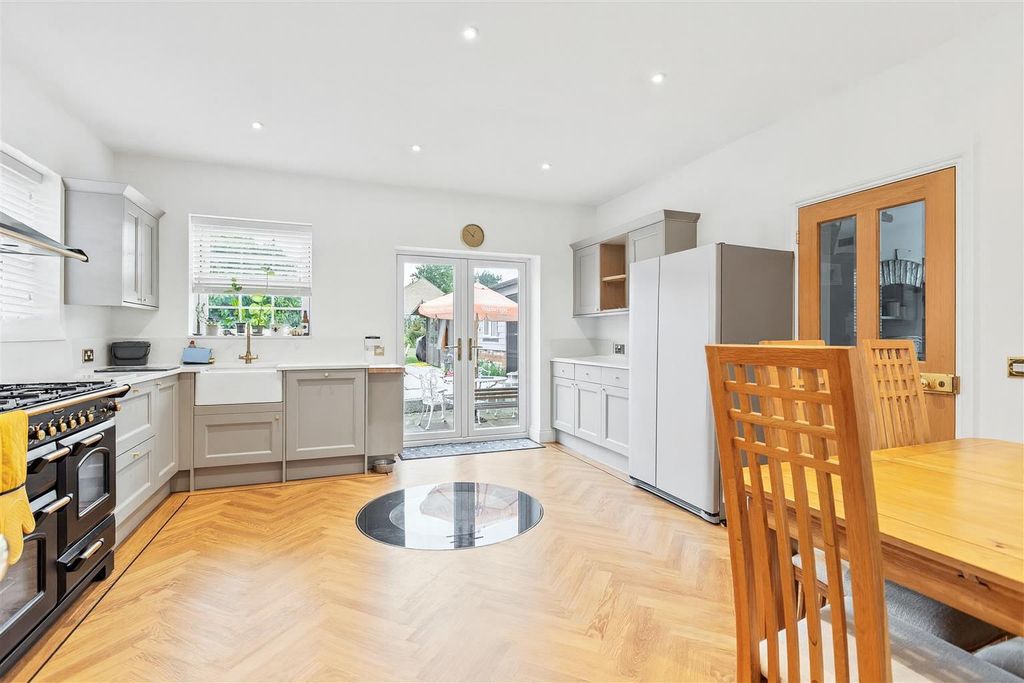 Property photo 3 of 30 Kitchen/Breakfast Room