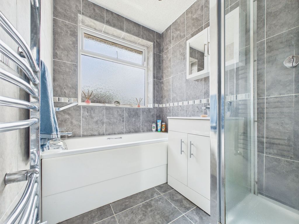 Property photo 2 of 22 Bathroom