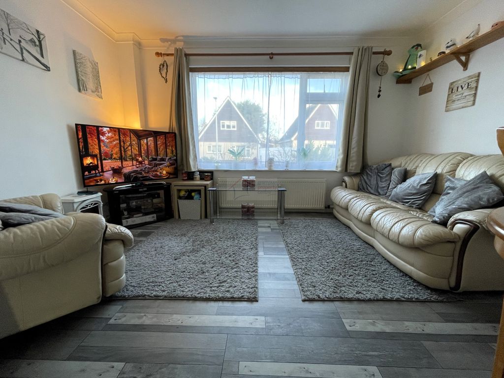 Property photo 2 of 16 Lounge A.Jpg