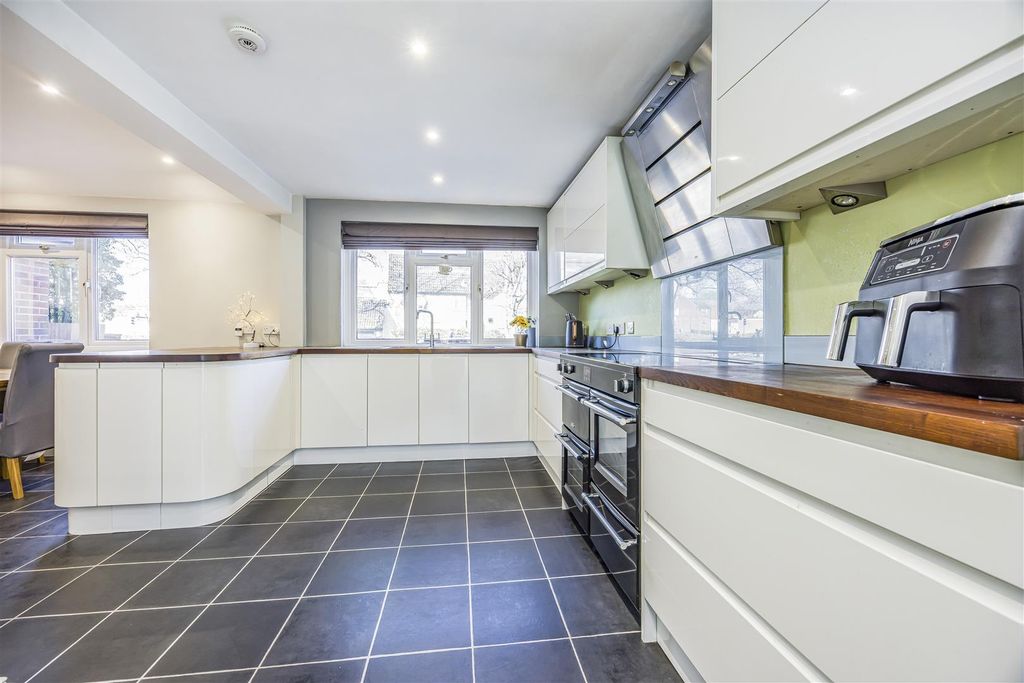 Property photo 2 of 32 2 Warfield Avenue, Waterlooville-Porticomarketing-