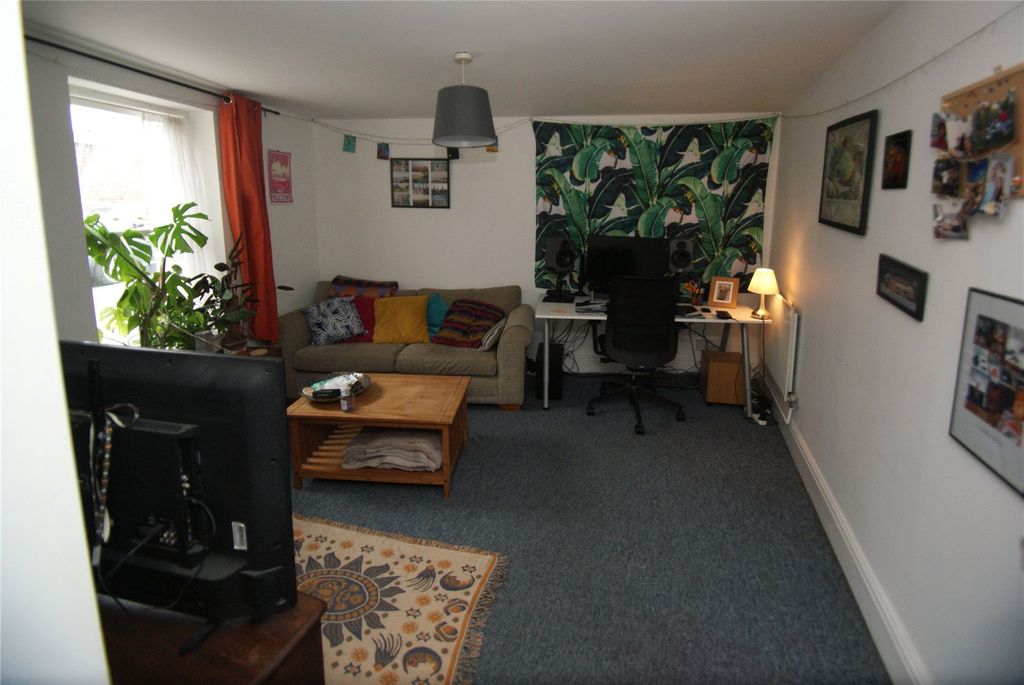 Property photo 2 of 6 Picture No. 11