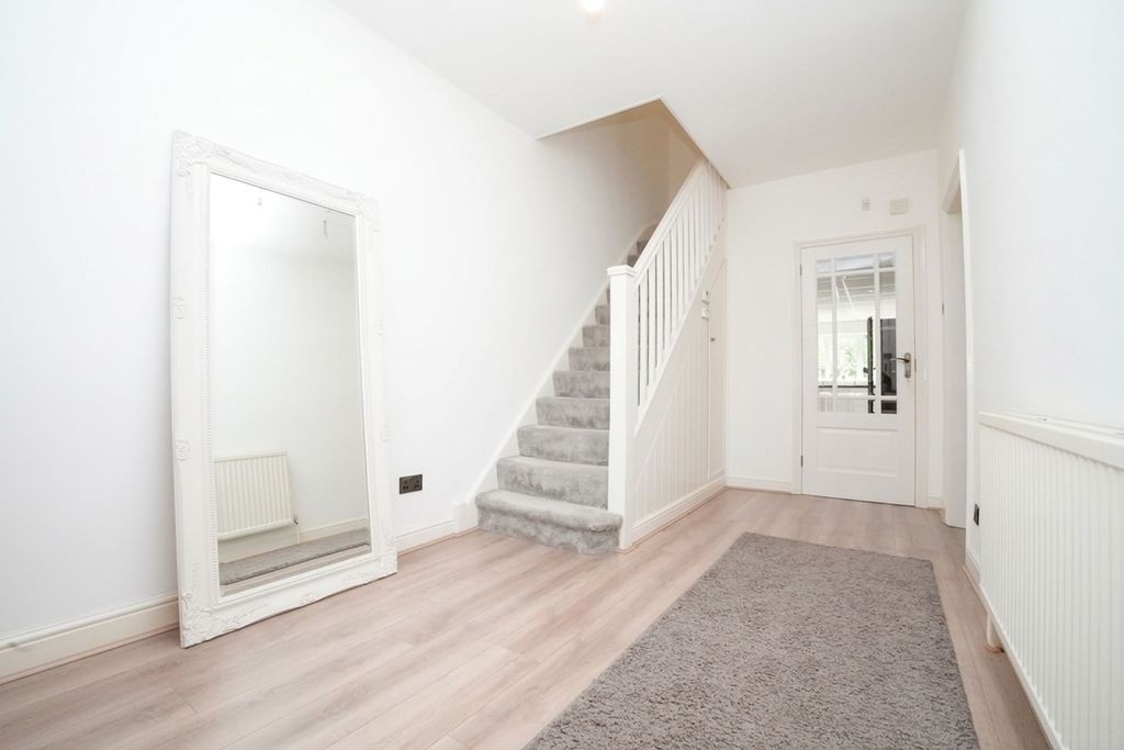 Property photo 2 of 17 Hallway