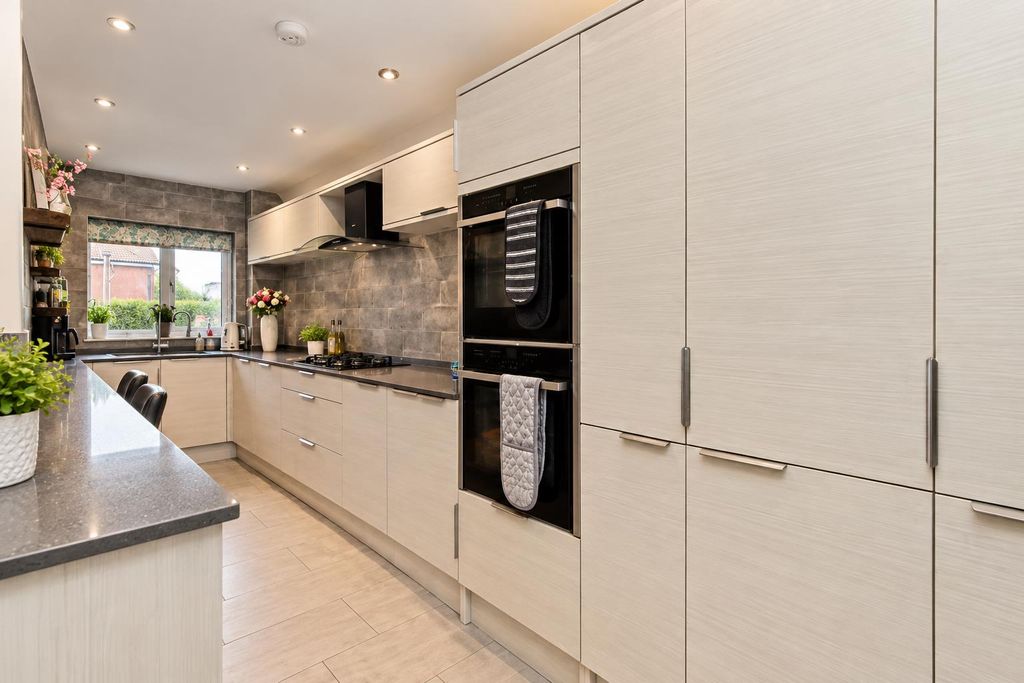 Property photo 1 of 13 B09Cca89-21E0-4De6-8Fa6-44c15A17370B.Png