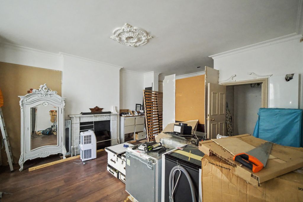 Property photo 2 of 17 Flat 1, 97A Earls Court Road, Kensington, London, W8 6Qh