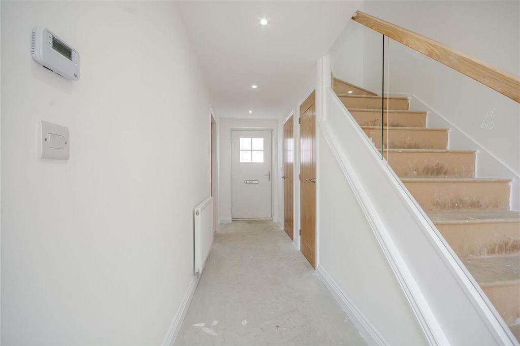 Property photo 2 of 22 Entrance Hall