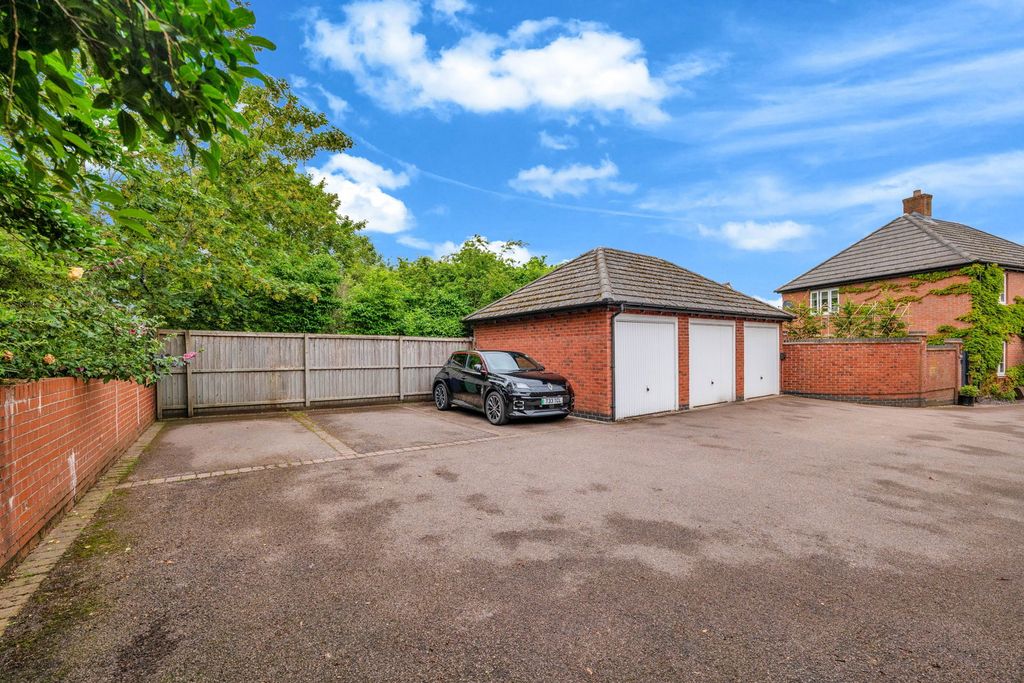 Property photo 2 of 37