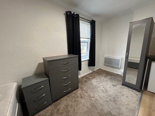 Property photo 3 of 6 Bedsit View 2