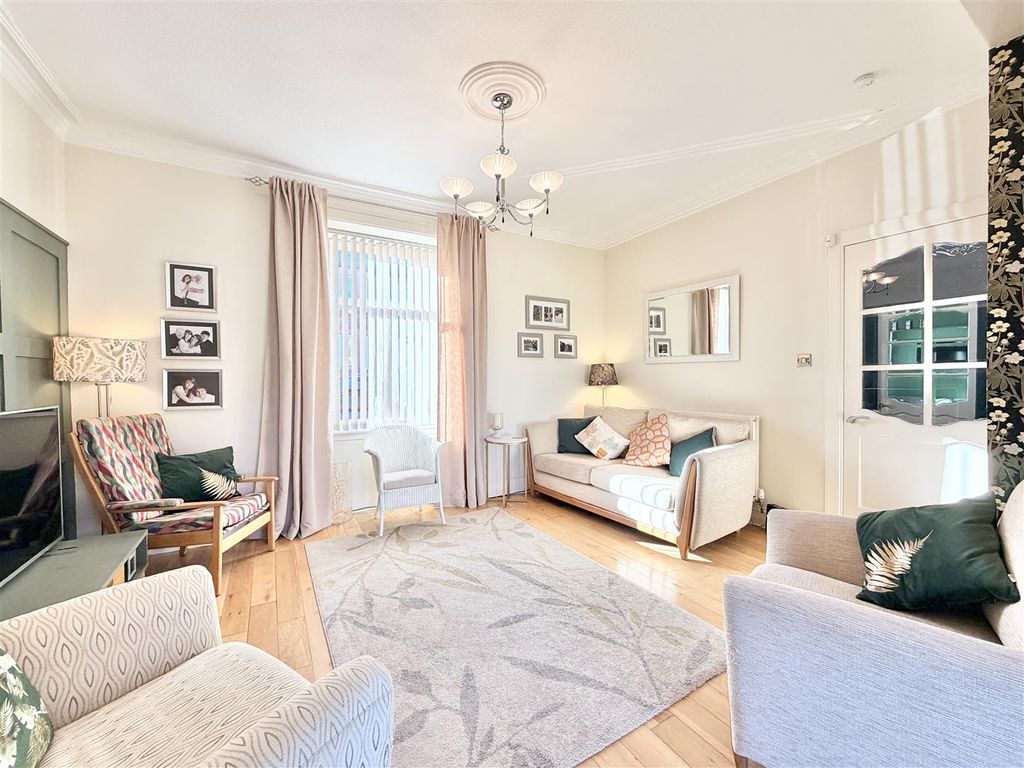 Property photo 3 of 26 Lounge