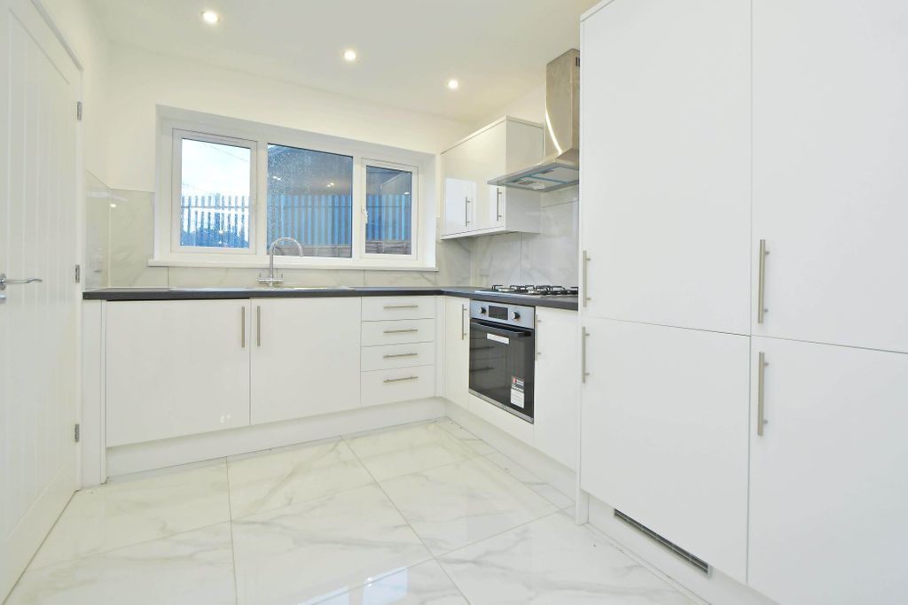 Property photo 2 of 19 Kitchen