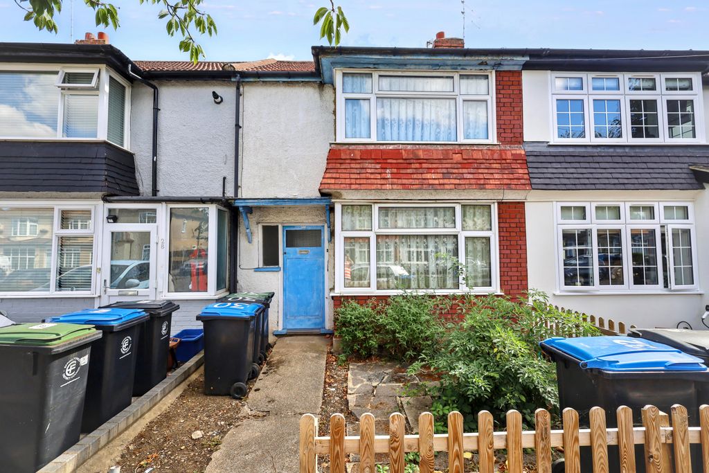 Property photo 1 of 17 30 Southern Drive, Loughton, Ig10 3Bu