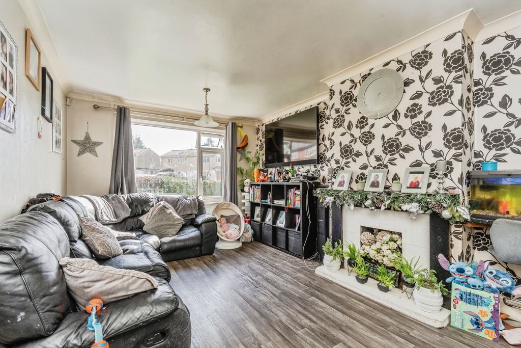 Property photo 3 of 14 Lounge