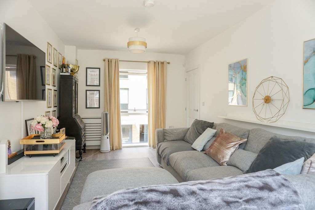 Property photo 2 of 20 Lounge