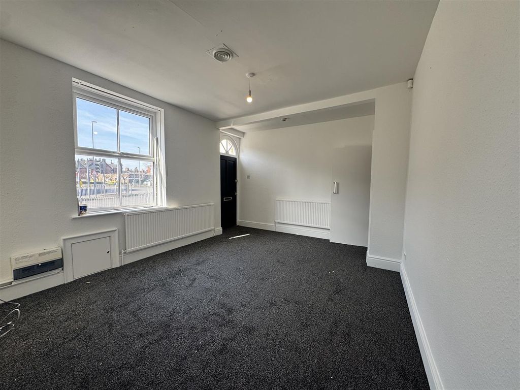 Property photo 3 of 19 Living Room