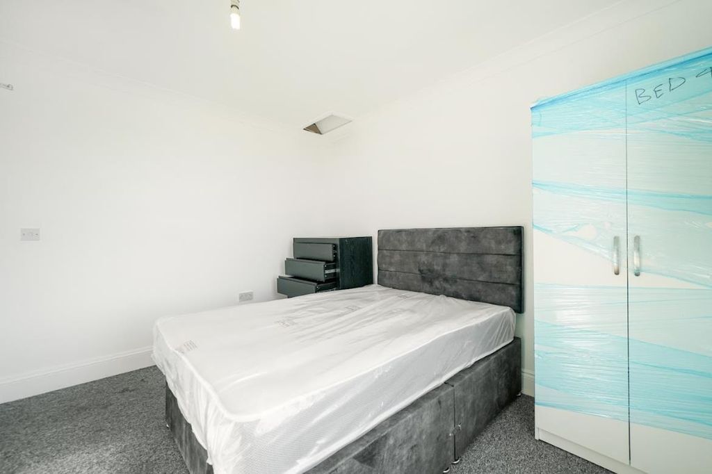 Property photo 2 of 5 Crescent Room.Png