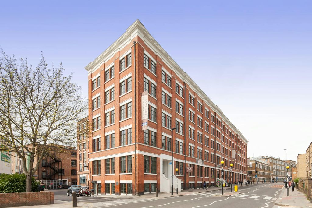 Property photo 1 of 8 Buildingphoto 7.Jpg