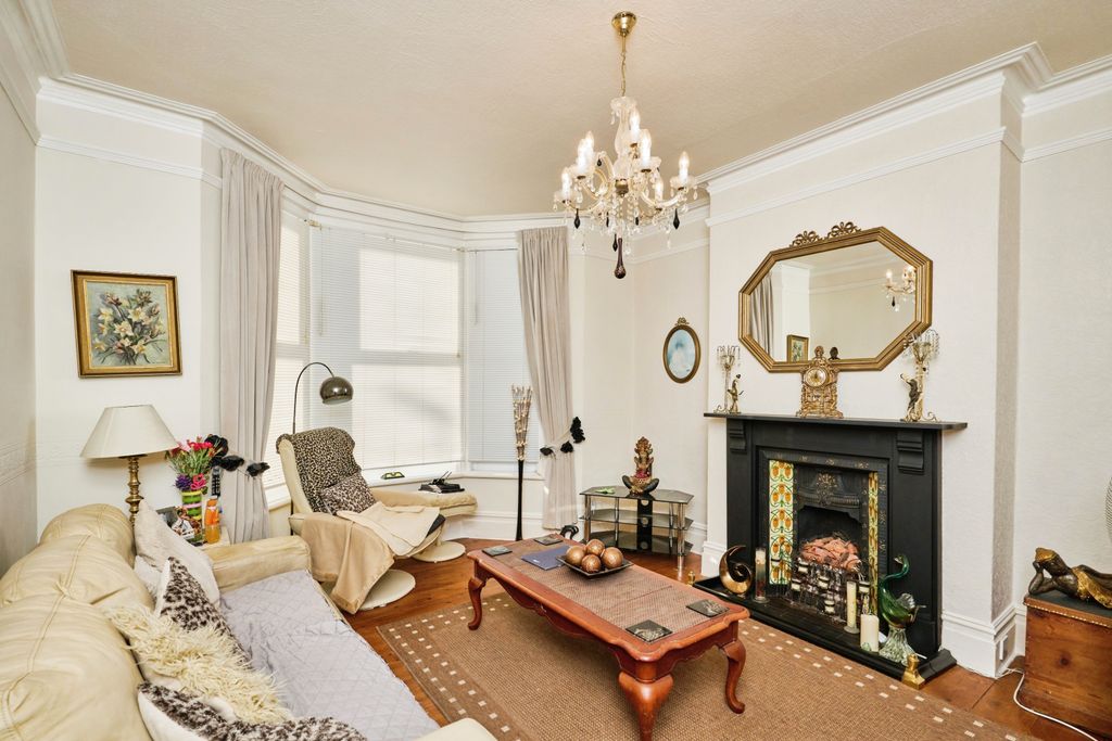 Property photo 2 of 12 Lounge