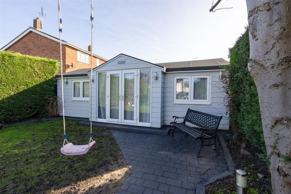 Property photo 3 of 18 Garden Room .Jpg