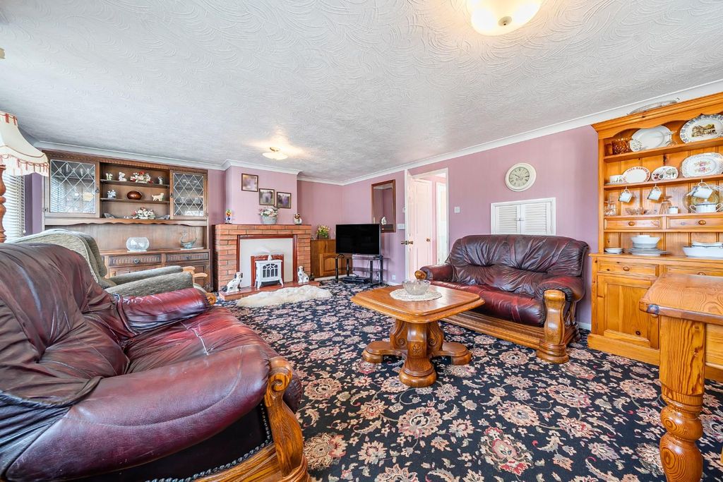 Property photo 3 of 15 Lounge.Jpg