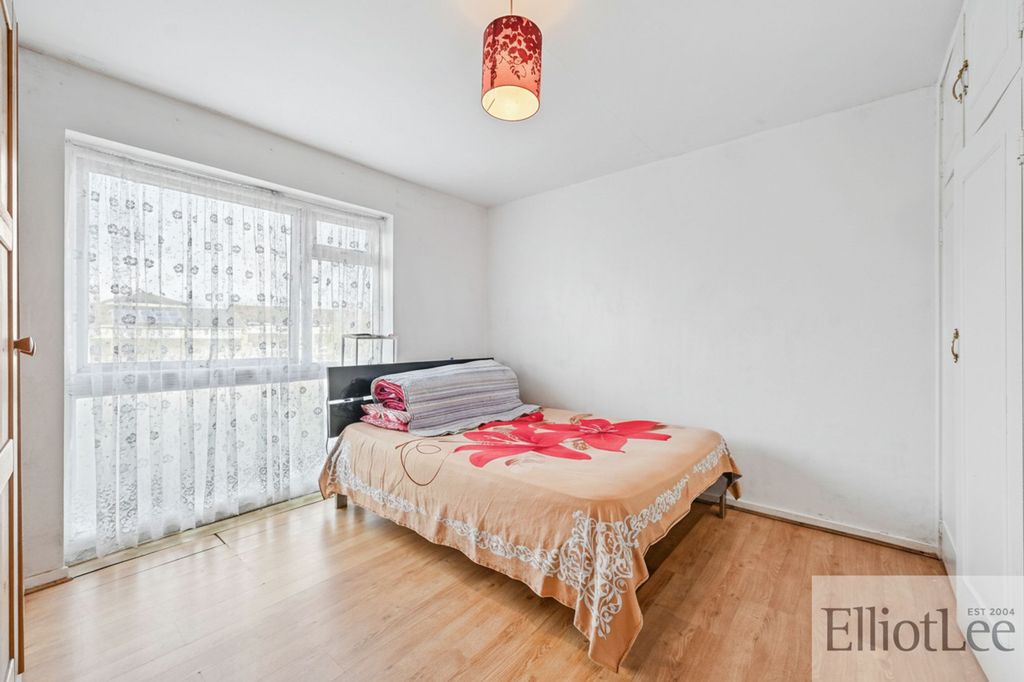 2 bed flat for saleNigel Close, Northolt UB5 photo 5