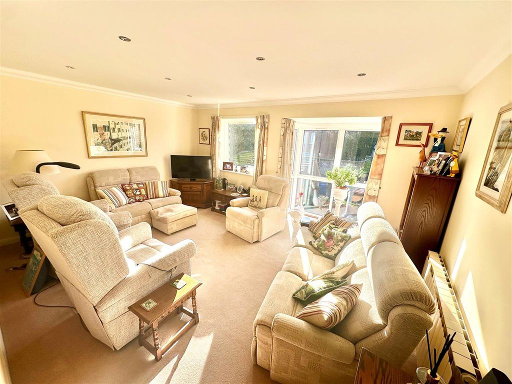 Property photo 3 of 22 Lounge.Jpg