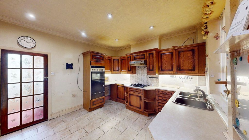 Property photo 3 of 8 Kitchen