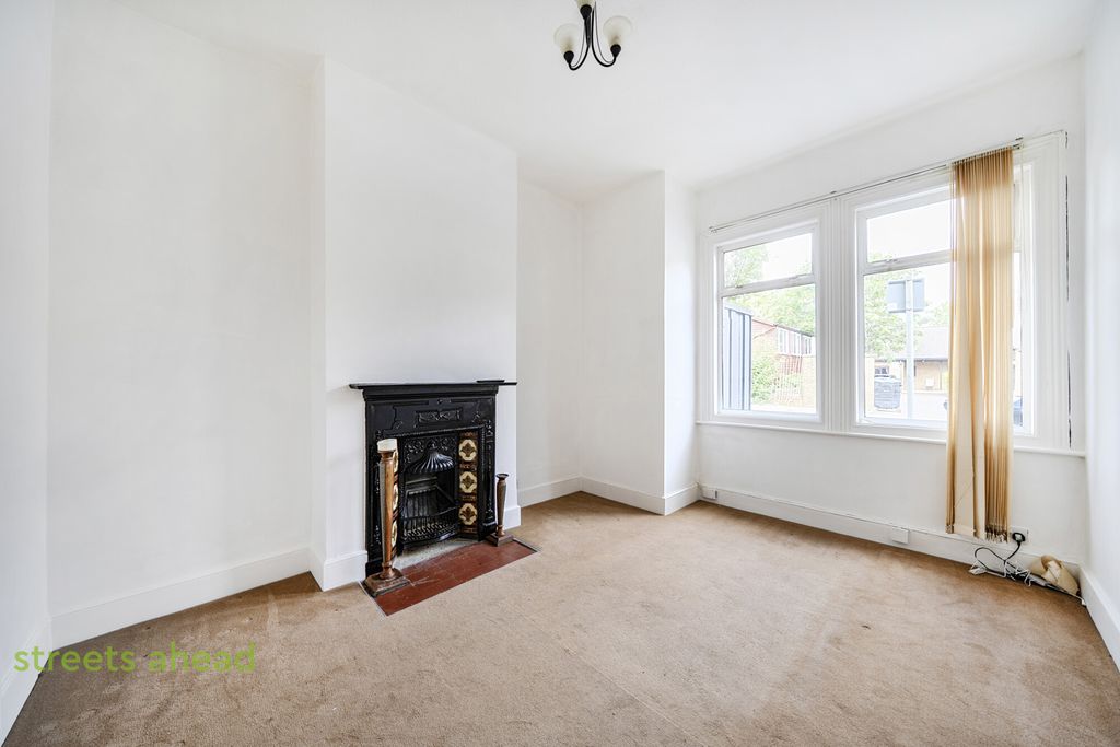 Property photo 2 of 16 c117115A-3Fb0-4Aa...