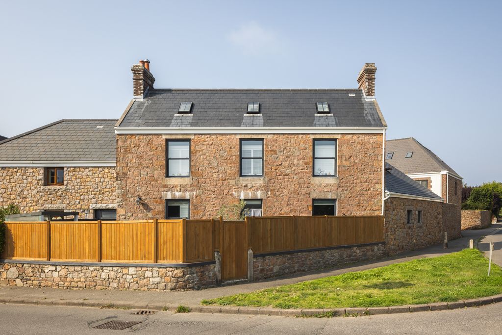 Property photo 2 of 20