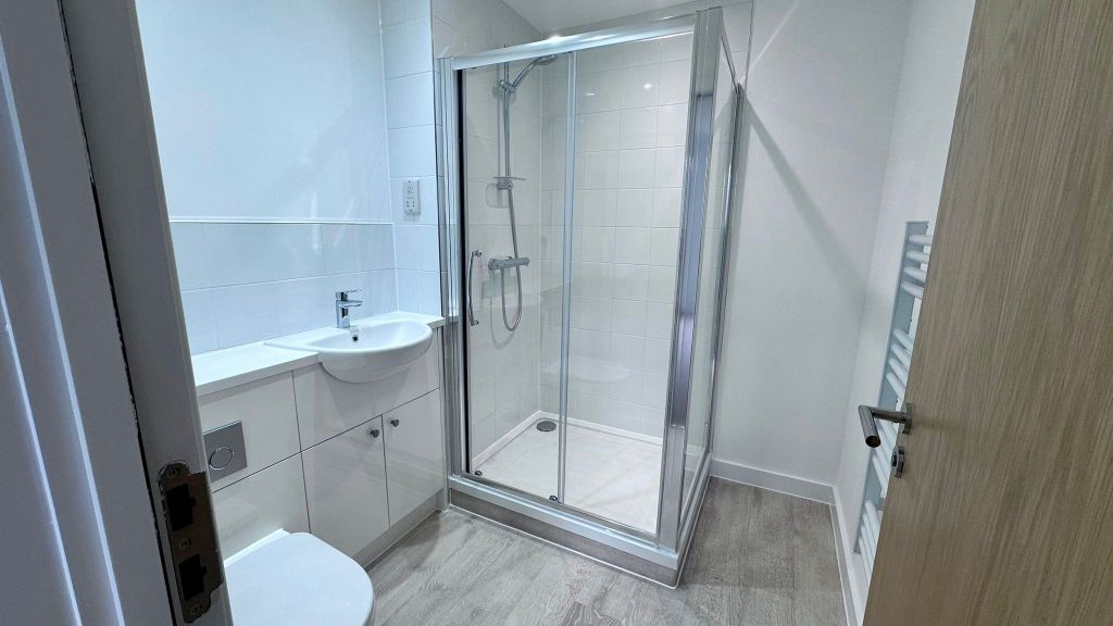 Property photo 3 of 8 En-Suite Bathroom