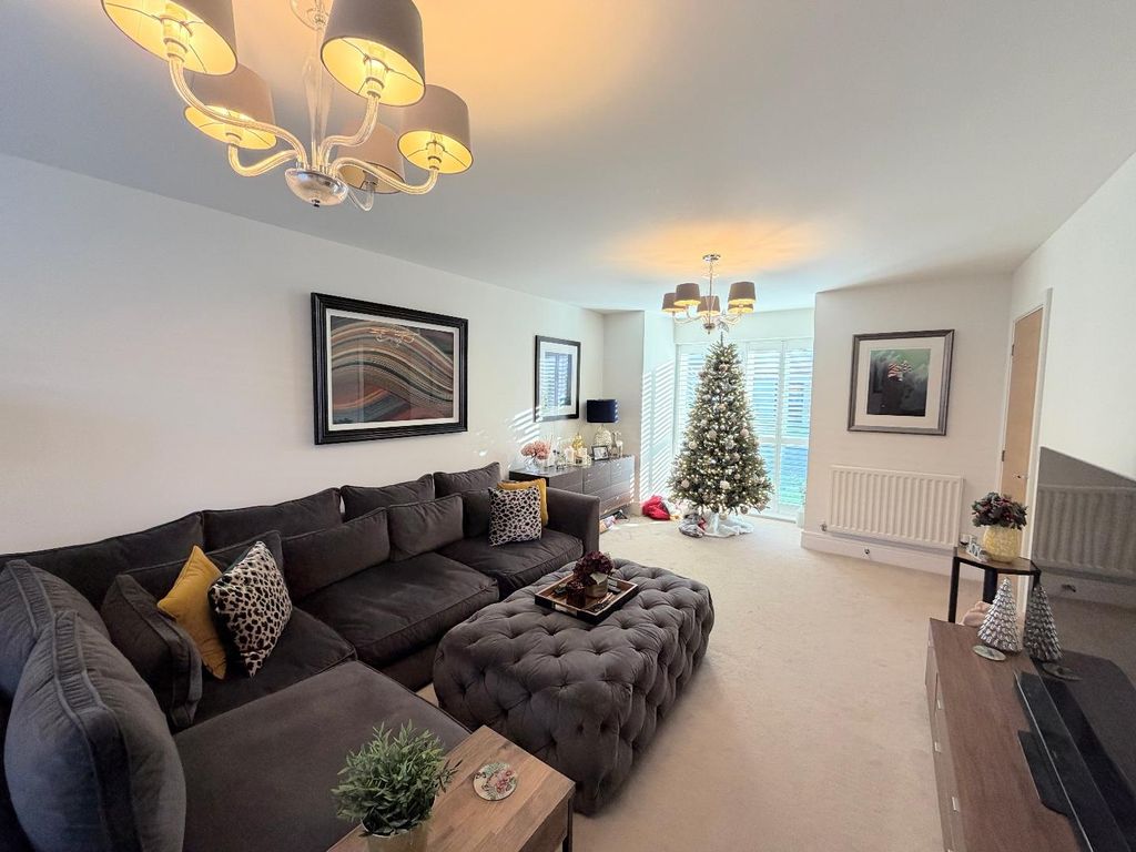 Property photo 3 of 12 Lounge