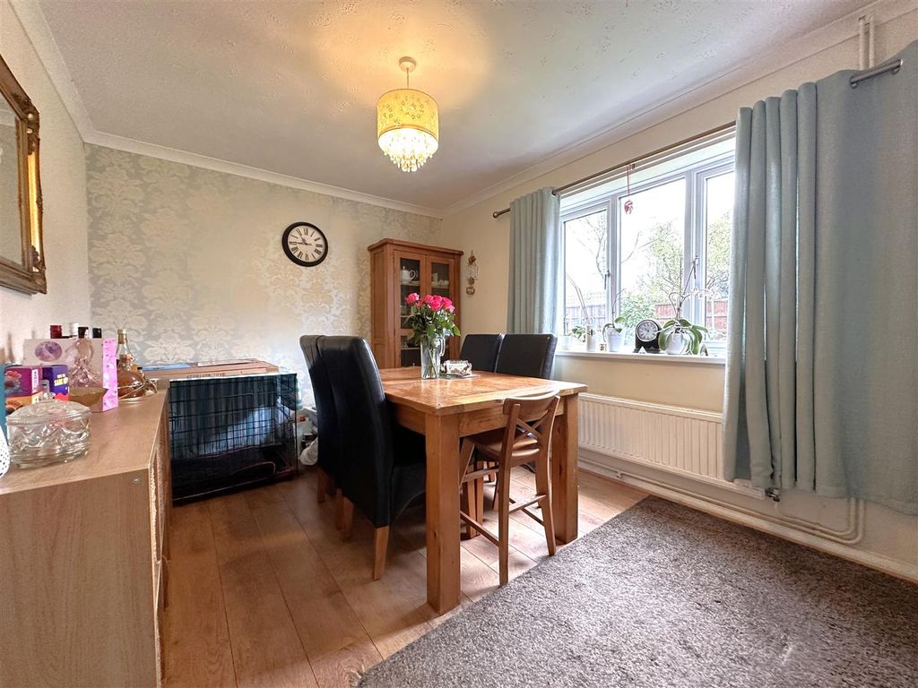 Property photo 2 of 20 Dining Room 928