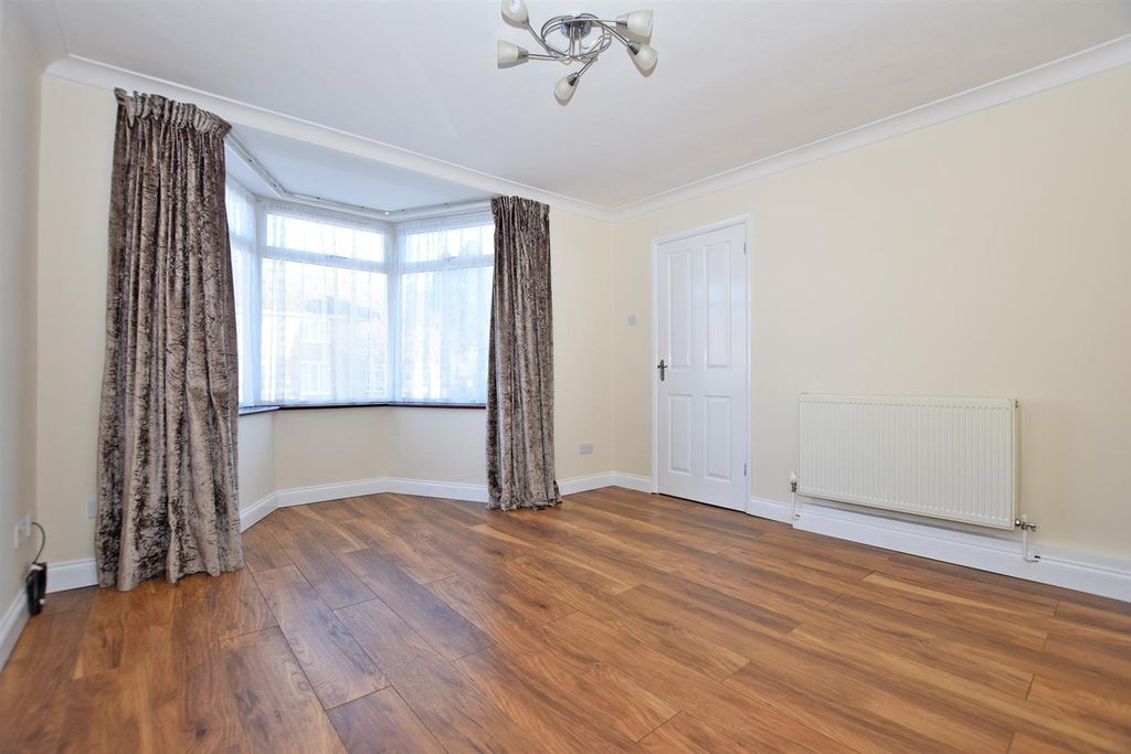 Property photo 3 of 12 Lounge