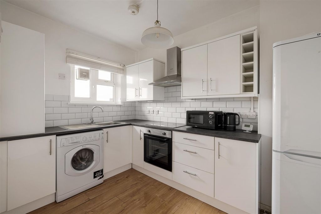 Property photo 2 of 16 Loddiges Road,E9