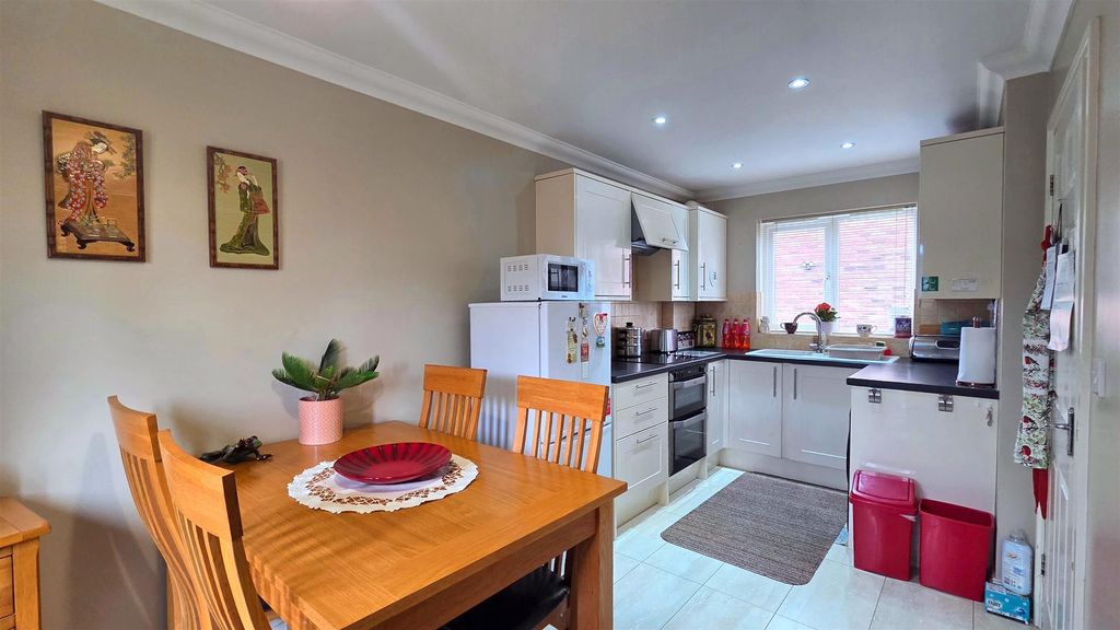Property photo 3 of 16 Kitchen/Diner