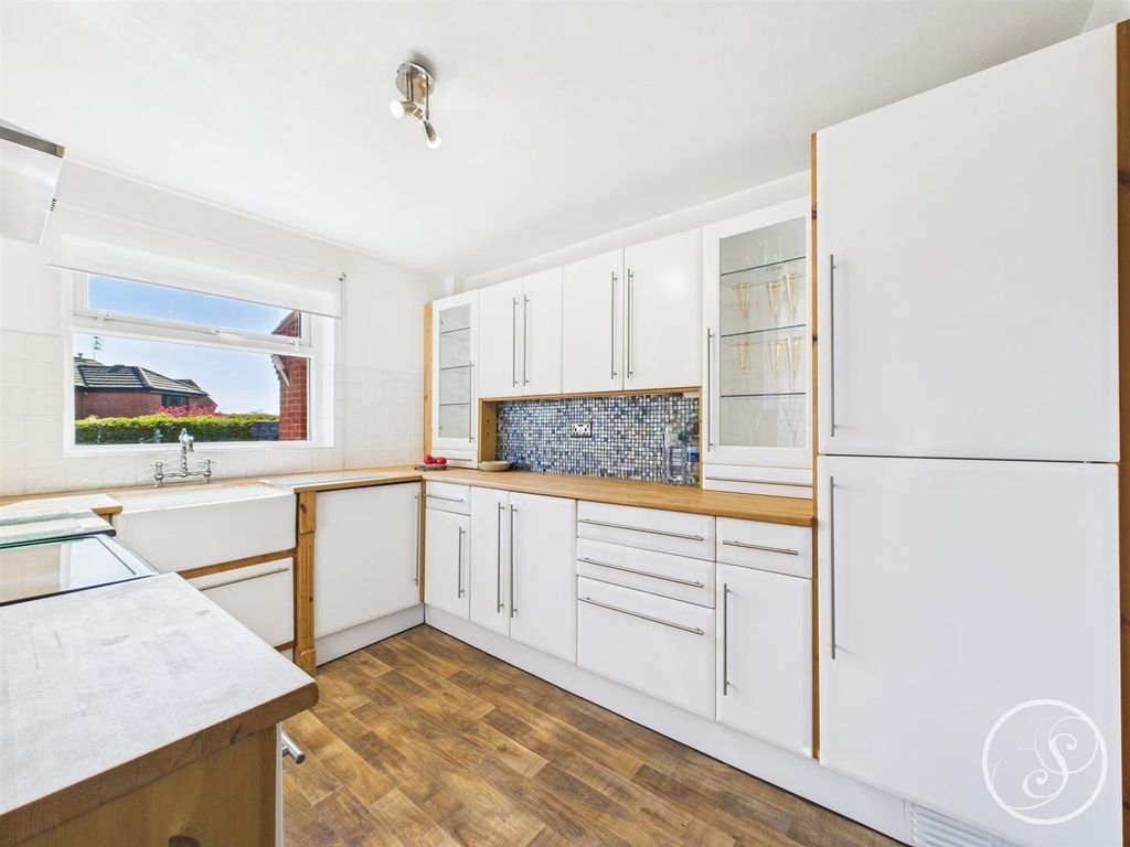 Property photo 2 of 17 Kitchen