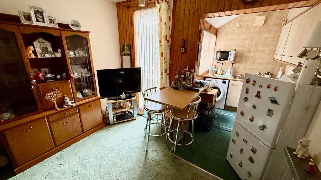 Property photo 3 of 9 Photo 7