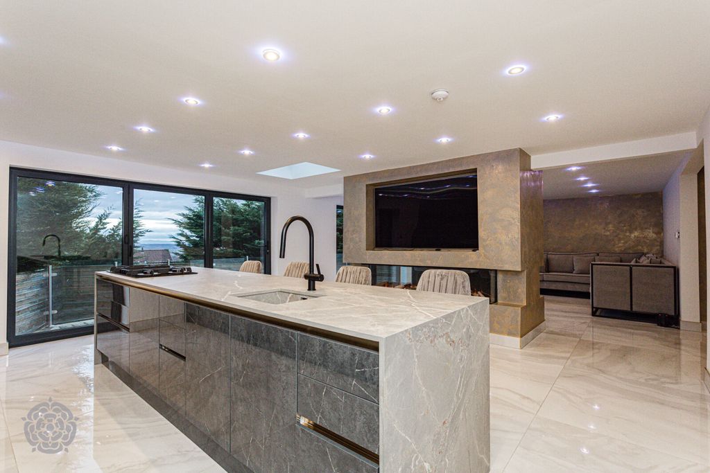 Property photo 2 of 38 Picture No. 32