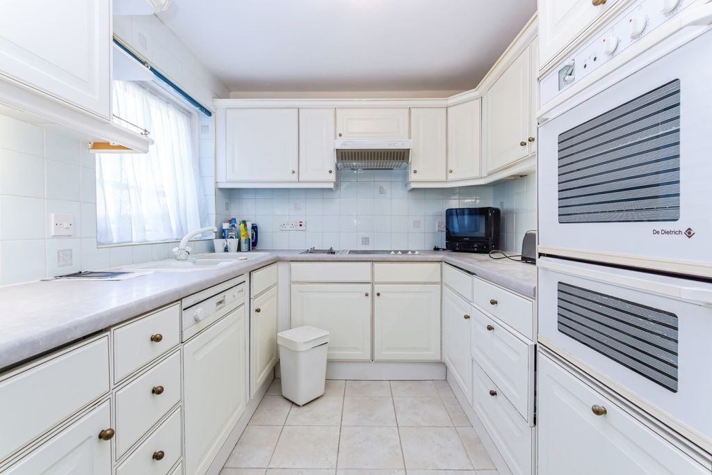 Property photo 3 of 17 Kitchen