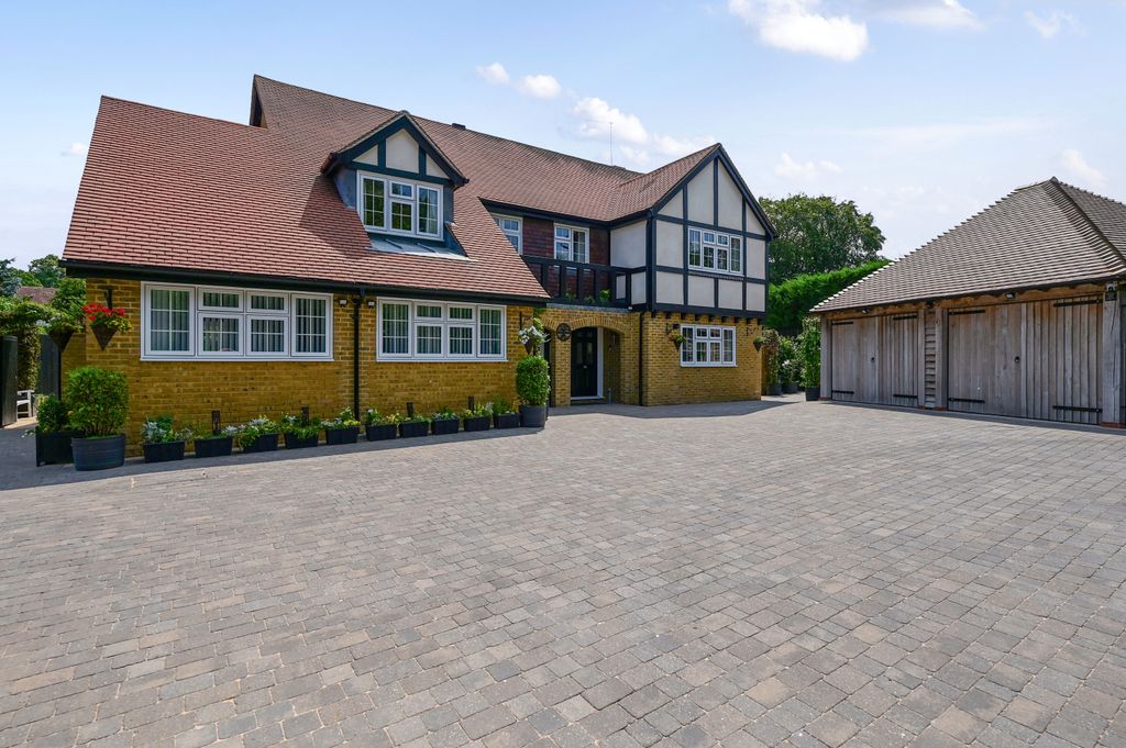 Property photo 1 of 20 2 Medlar Drive (26)