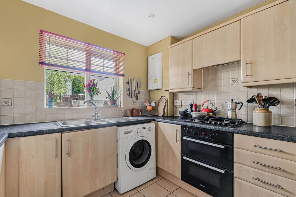 Property photo 3 of 17 Kitchen