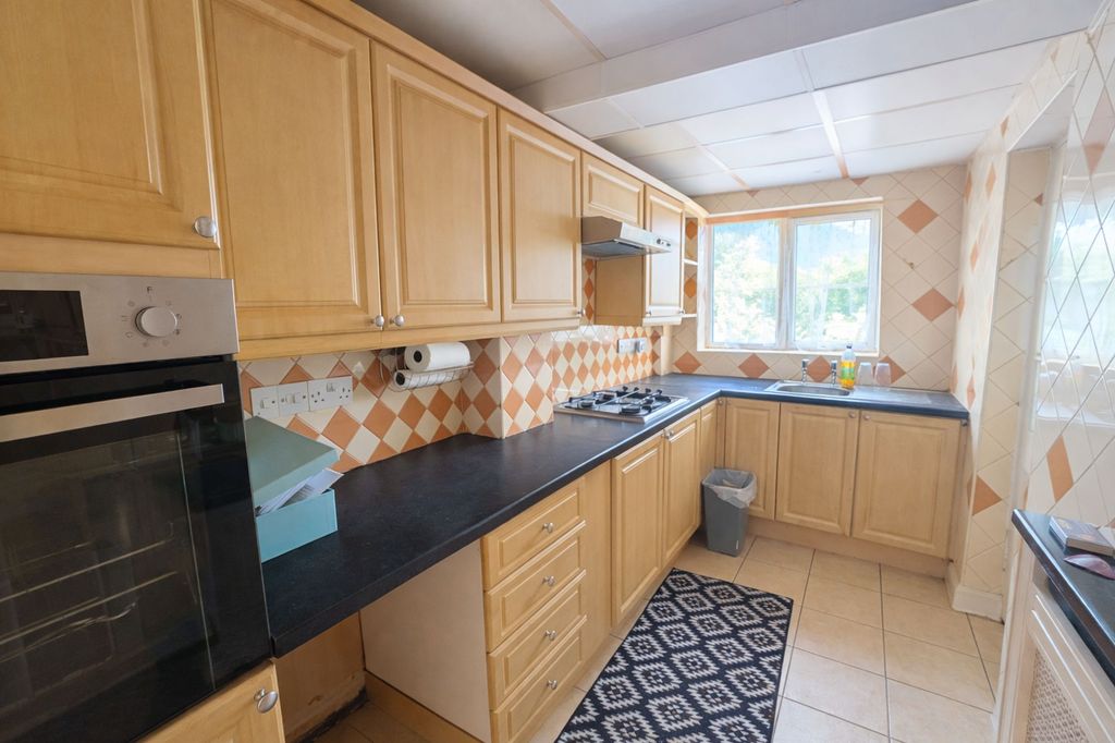 Property photo 3 of 11 Kitchen