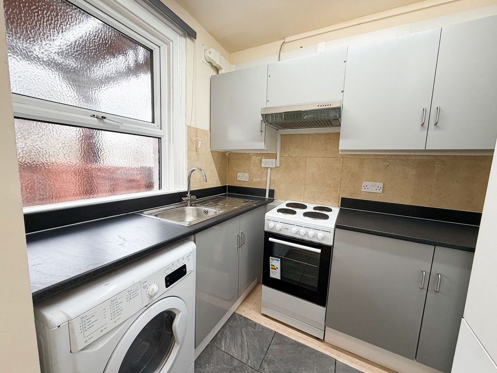 Property photo 3 of 8 Lea Bridge Rd E10