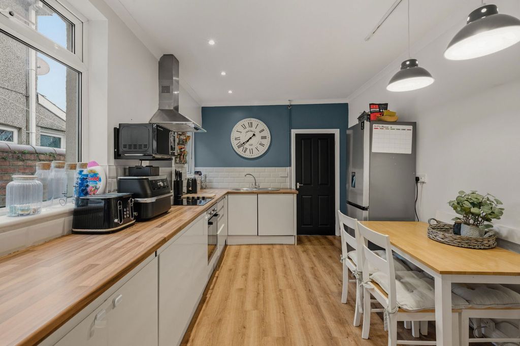 Property photo 3 of 23