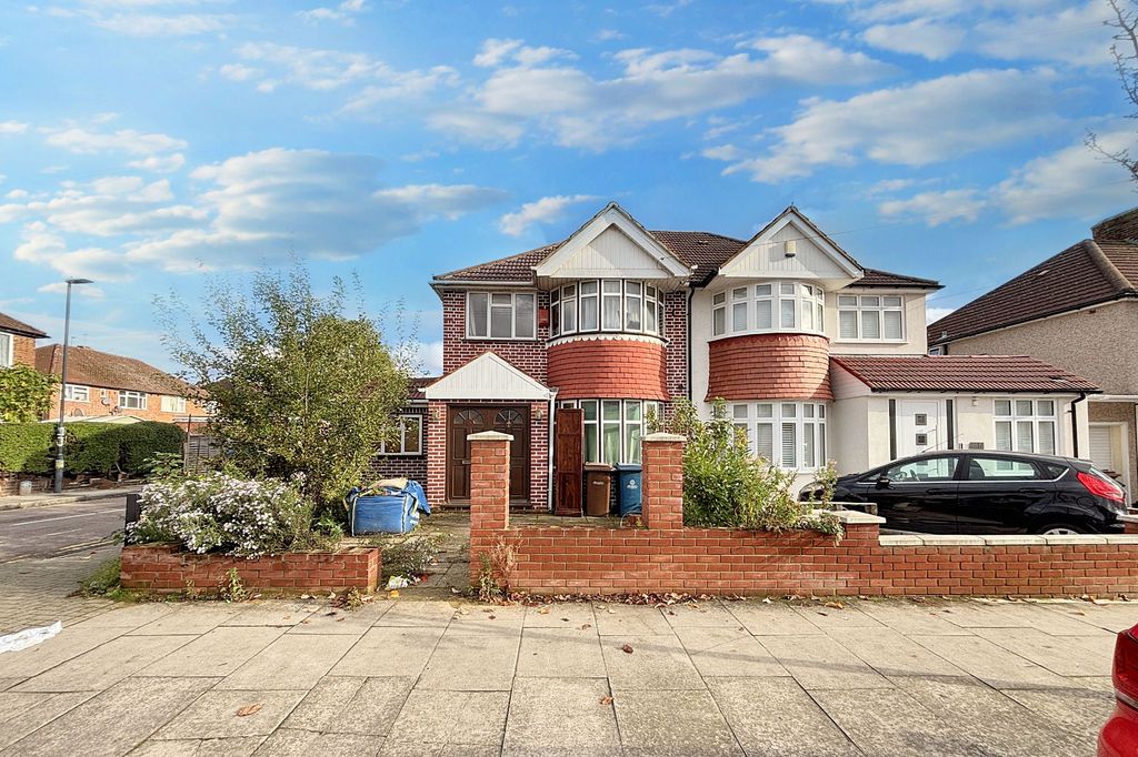 Property photo 2 of 15 15 Glebe Avenue, Harrow Ha3 9LG