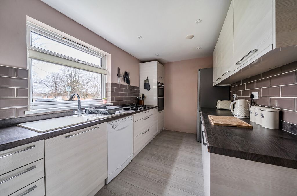 Property photo 3 of 16 1383717-3-692Db21...