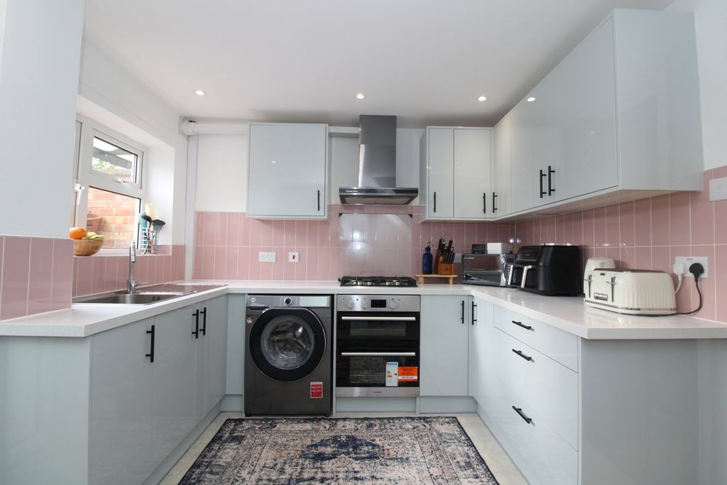 Property photo 2 of 18 Kitchen